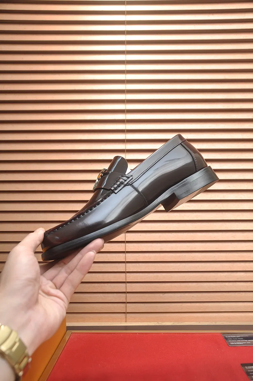 Men's men's shoes 💰560💶 [LV] (original single cowhide lining) 🍀LV's latest genuine leather business suit shoes are launched simultaneously on the official website. The first-layer cowhide imported from Italy is made of heavy gold, 💥1:1 rubber outsole from the official website. Versatile to wear, high-end without losing class, and the color combination is extraordinary. This four-season style is alluring when worn on your feet, showing off your big-name flair. Standard code 38-44 (45 customized)